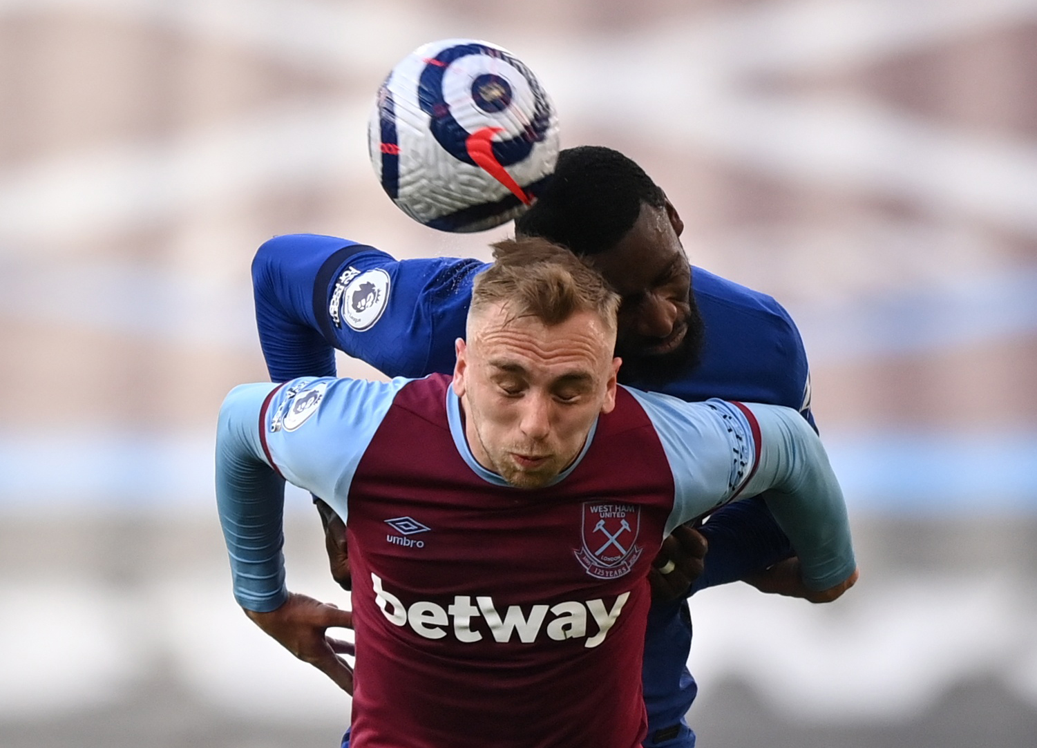 现出不屈的 现出不屈的